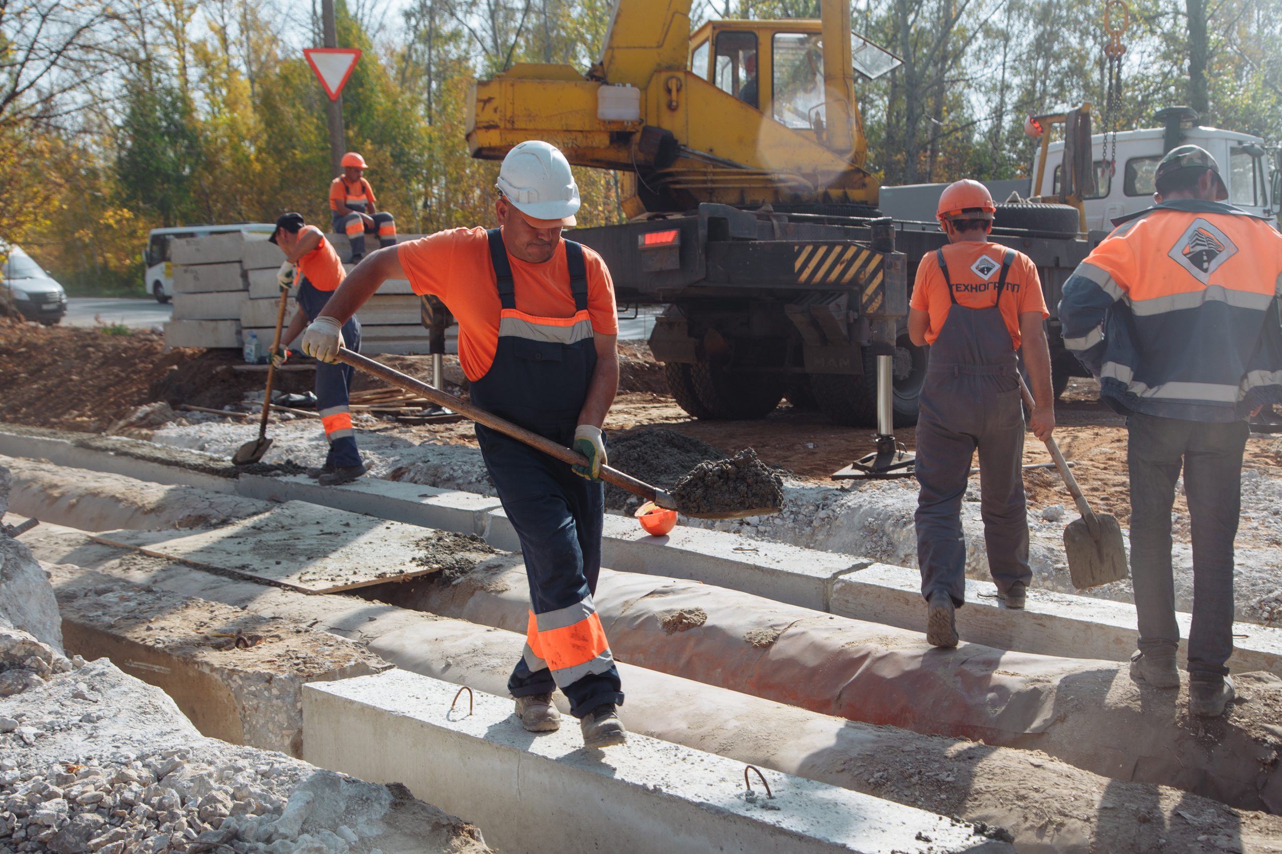 Ведем ремонтные работы возле территории завода «Центролит» на участке от автодороги М5 «Урал» до улицы Черновицкой