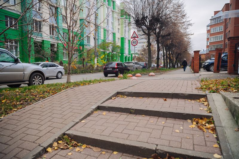 Почему важно учитывать рельеф участка при проектировании дорожек и зон отдыха?